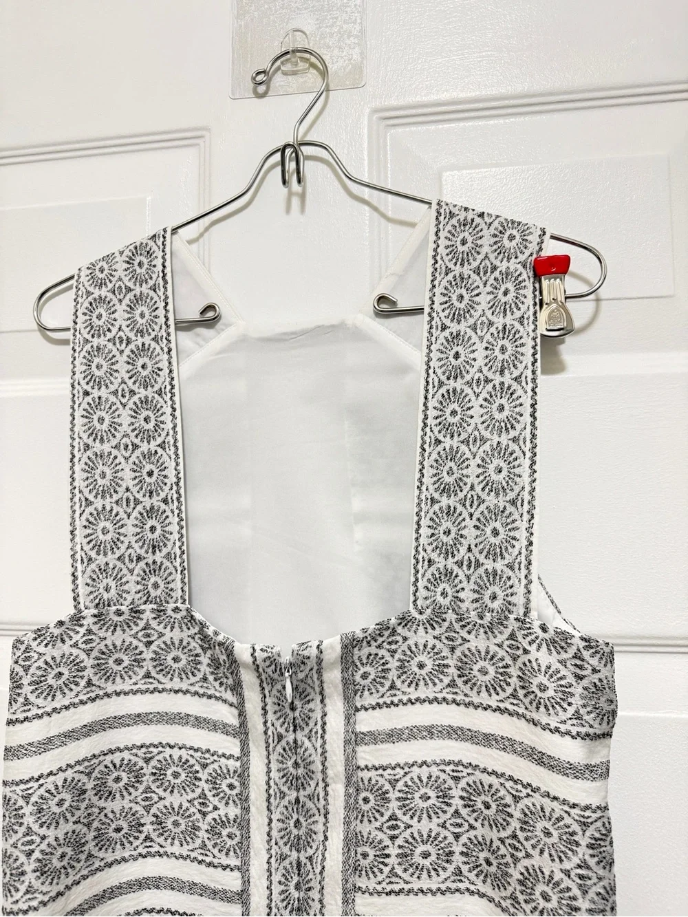 MAGGY LONDON Gray and White Lace-Pattern Shift Dress with small pom-pom - Picture 4 of 13